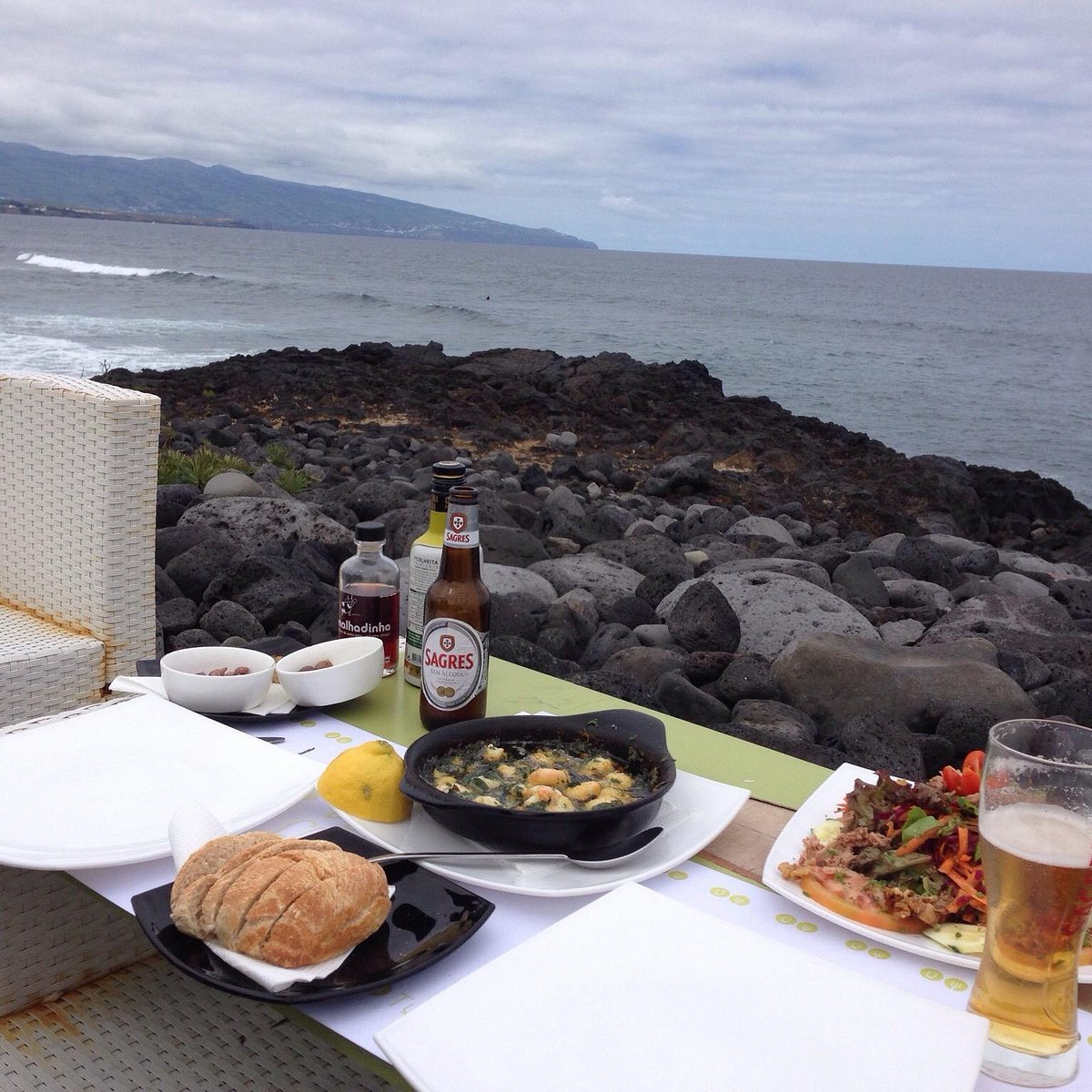 Uma mesa junto à costa